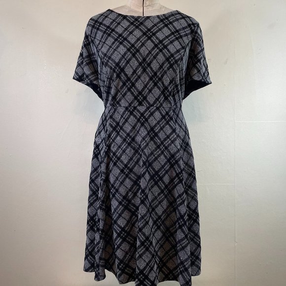torrid Dresses & Skirts - POCKETS!! Cute Torrid Grey & Black Plaid Short Sleeve Stretch Midi Dress Size 4X